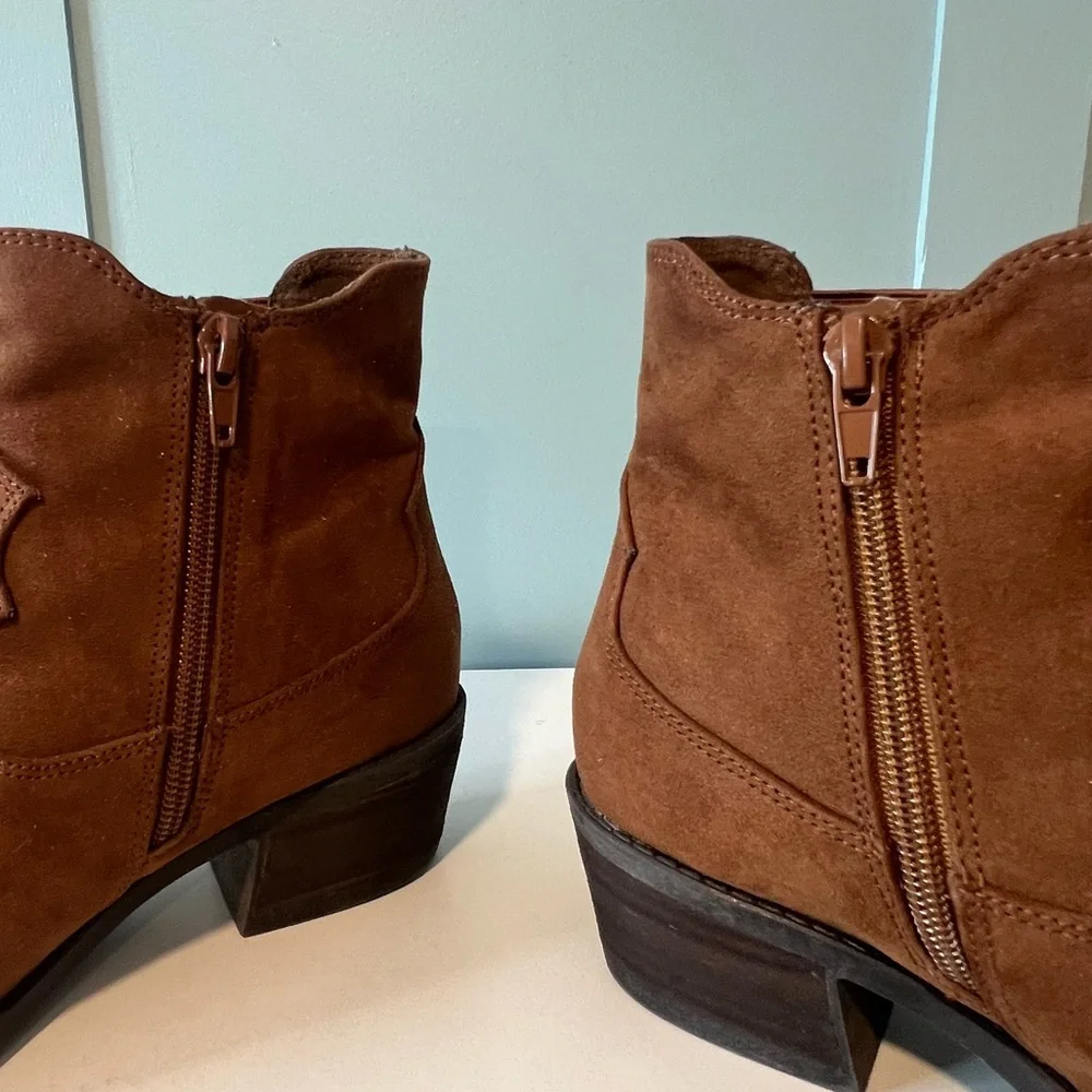 Carlos by Carlos Santana Montana Brown Zip Ankle Boots.‎ Size 6.